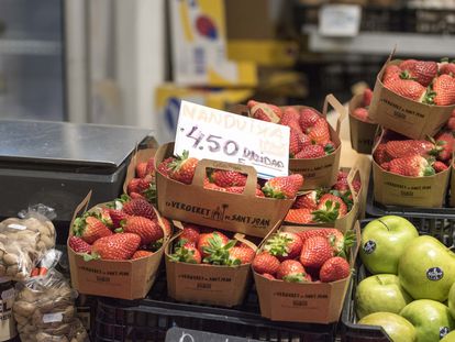 Vista de los precios de la fruta en el mercado de Es Claustre de Mahón, Menorca.
