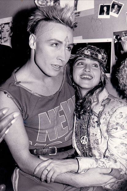 Una jovencísima Madge posaba con el cantante británico Marilyn (Peter Robinson) en 1983. Su idilio con el público gay nació en sus comienzos.