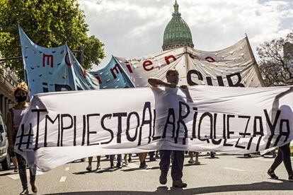 Manifestantes a favor del Gobierno respaldan el impuesto a las grandes fortunas en una movilización en Buenos Aires este martes.