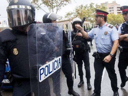 'Mossos' y policías discuten a las puertas del instituto Can Vilumara de L'Hospitalet de Llobregat.