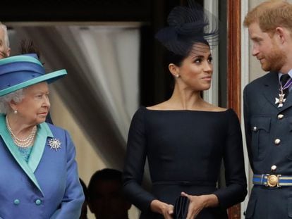 La reina Isabel II (a la izquierda) observa a Meghan Markle y Enrique de Inglaterra en el balcón del palacio de Buckingham, en julio de 2018.