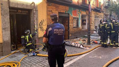 Bomberos y policía, en el lugar del suceso, el número 28 de la calle de San Vicente Ferrer.