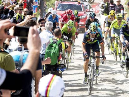 Valverde, al frente del grupo, en acción en el Alpe di Pot con Nibali a su rueda.