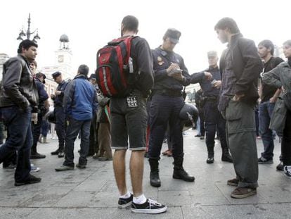 Los polic&iacute;as piden la documentaci&oacute;n a uno de los concentrados en Sol.