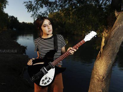 Anni B. Sweet posa al lado del río Tajo en Aranjuez, Madrid.