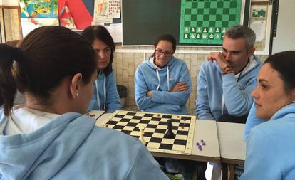 Docentes del colegio La Presentaci&oacute;n, de M&aacute;laga, form&aacute;ndose durante un curso de ajedrez educativo, hace a&ntilde;o y medio