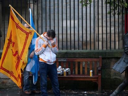 Un partidario del s&iacute; tras conocer el resultado, el viernes en Edimburgo