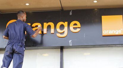 Un trabajador en una tienda Orange.