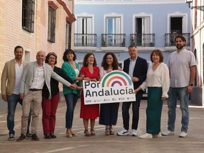 Representantes de las formaciones de la coalición Por Andalucía, en Sevilla. De izquierda a derecha, Mario Perea, concejal de Écija de Podemos; Ernesto Alba, de Izquierda Unida; Carmen Molina, de Alianza Verde; Mar González, de Verdes Equo Andalucía; Esperanza Gómez, de Más País Andalucía; Inmaculada Nieto, de IU;  Juan Antonio Delgado, de Podemos Andalucía; María José Torres, de Iniciativa del Pueblo Andaluz; y José Piña, de Podemos.