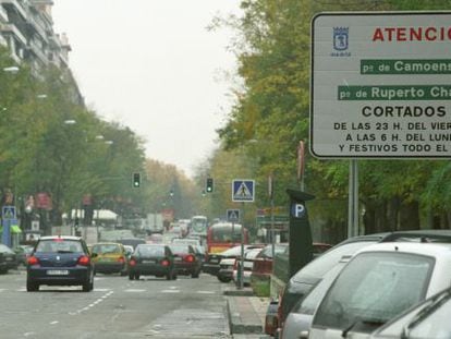 Cartel que anuncia la prohibici&oacute;n de la circulaci&oacute;n de veh&iacute;culos en el Parque del Oeste los fines de semana.
 
  