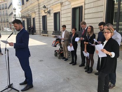 Gabriel Rufián, durante la lectura del manifiesto, este mediodía en el Congreso.