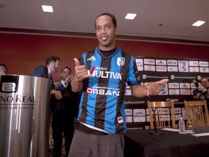 Ronaldinho, este viernes con la camiseta del Querétaro