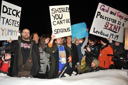 El directior Kevin Smith (centro) participa en una contraprotesta con los que intentaban boicotear su película 'Red State' durante el festival de Sundance de 2011.