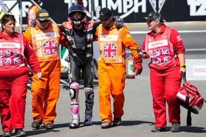 Aleix Espargaró es ayudado por miembros de su equipo durante el Gran Premio de Gran Bretaña el pasado fin de semana.