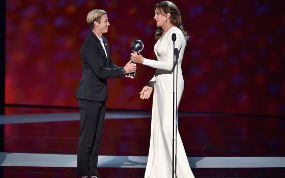 Caitlyn Jenner, acepta el premio Arthur Ashe, entregado por la fultbolista Abby Wambach.