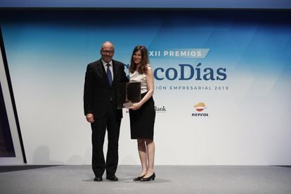 La directora general de tecnología e innovación de Acciona, Arantza Ezpeleta, recoge el premio al proyecto empresarial más innovador en el campo tecnológico de manos del director de CincoDías, Miguel Jiménez. 