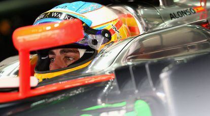 Fernando Alonso en el box de McLaren antes de la clasificación del Gran Premio de Malasia