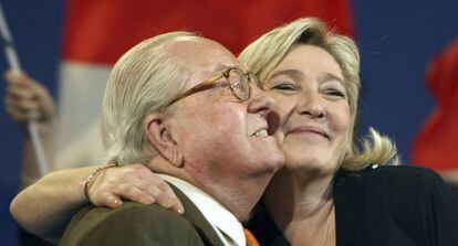 Marine Le Pen y su padre durante un mitin del FN el pasado marzo.