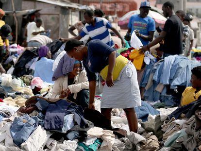 Haitianos compran ropa en un mercado callejero este domingo.