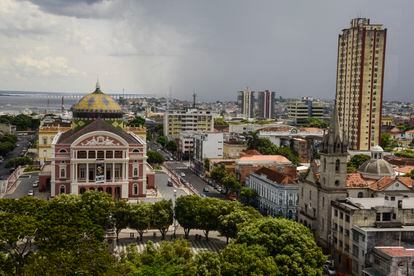 Ópera de Manaos (Brasil). ¿Un aria de Verdi en el corazón de la selva? Pues sí. Manaos es la ciudad más grande del Amazonas, un incongruente reducto de urbanización en medio de la jungla. Su famoso teatro de la ópera se inauguró en 1986, en pleno auge del caucho en la región, y simboliza la opulencia que en su día tuvo esta urbe brasileña. Los artesanos y la mayor parte de los materiales utilizados (mármol y vidrio italianos y hierro escocés) llegaron de Europa; la madera es brasileña, pero se talló en Portugal. La carretera de la entrada se hizo de goma para silenciar los vehículos que llegaran tarde a la función. El Festival de la Ópera del Amazonas dura tres semanas entre abril y mayo y lleva el 'bel canto' a las profundidades de la Amazonia. 