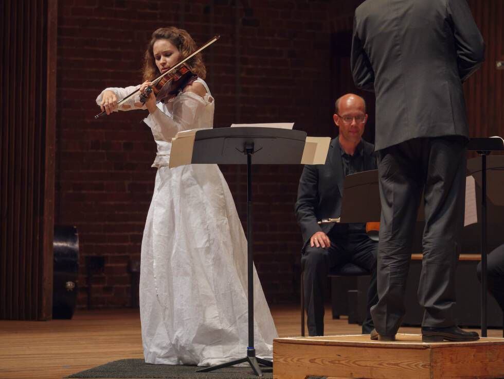 Patricia Kopatchinskaja durante su interpretación del 'Concierto para violín' de Ligeti con la Orquesta de Cámara Mahler.