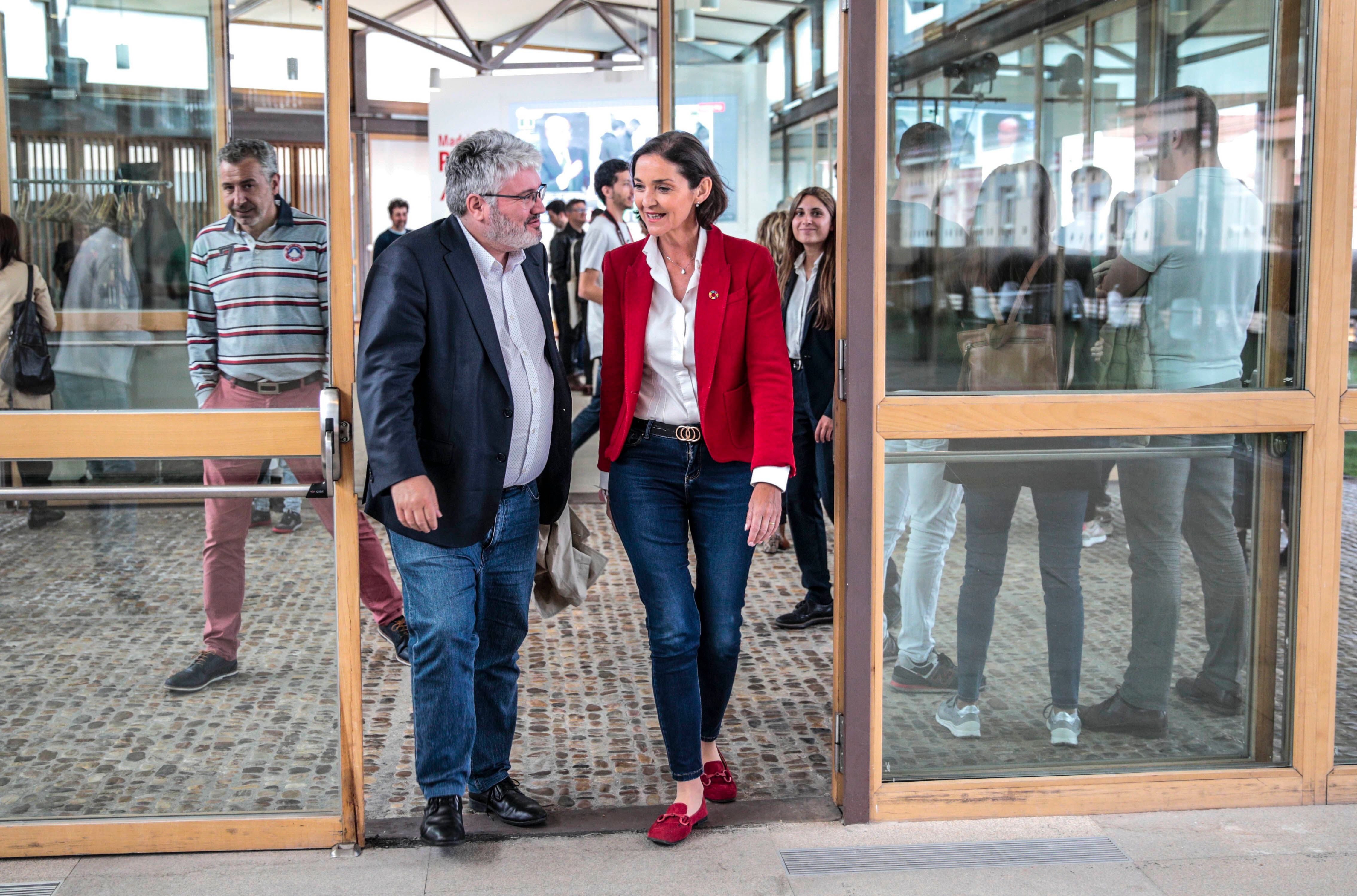 La candidata socialista a la alcaldía de Madrid, Reyes Maroto, llegaba al Colegio Oficial de Arquitectos de la capital, este domingo.