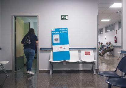 Una mujer en la puerta de la Unidad de Identidad de Género, situada en un sótano del hospital Ramón y Cajal.