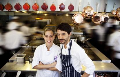 El chef Virgilio Martínez y su pareja y jefa de cocina, Pía León, en la cocina del restaurante Central de Lima (Perú).