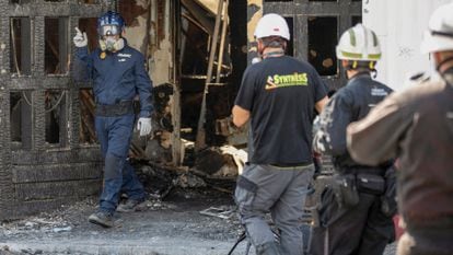 Un agente de la policía científica de Madrid da instrucciones a los trabajadores de la empresa de ingeniería forense HEFEST, en la discoteca Teatre y Fonda Milagros incendiadas el pasado 1 de octubre, el 10 de octubre de 2023 en Murcia.