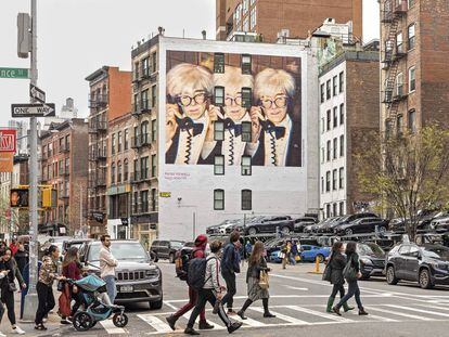 Un mural en Nueva York con una foto de Warhol, anunciaba la presentación de los libros de Powell en la tienda de Gucci.