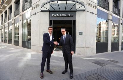 Javier Illán, consejero delegado de la socimi MIllenium, propietaria del hotel JW Marriott, y Antonio Catalán, presidente de AC Hoteles by Marriott