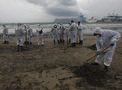 Miembros del operativo de limpieza, trabajando en la playa de El Rinconcillo (Algeciras) a principios de este año.
