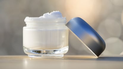 Elegir una crema adecuada para la piel seca es fundamental para calmar e hidratar la zona afectada. GETTY IMAGES.