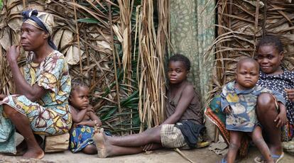 Una familia de indígenas baka de la zona del Área Protegida del Messok-Dja, en República del Congo.