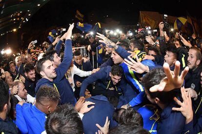 Jugadores e hinchas de Boca celebran el t&iacute;tulo en la puerta del hotel.