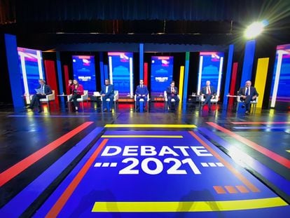 Siete de los 16 candidatos a la presidencia de Ecuador participan de la primera jornada de debate el sábado, en Quito.