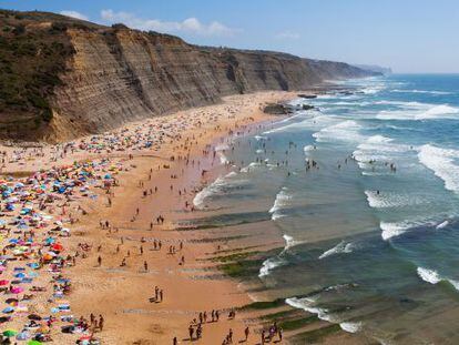 Vista de la playa de Magoito, al noroeste de Sintra (Portugal) y abierta completamente al oc&eacute;ano Atl&aacute;ntico. 