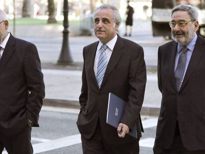 Adolf Todó, Pau Molins y Narcís Serra, a su llegada a la Audiencia de Barcelona, esta mañana. 