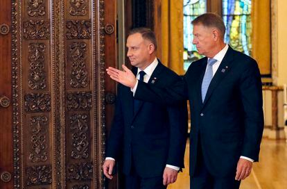 Los presidentes de Polonia y Rumania, Andrzej Duda (izquierda) y Klaus Iohannis, en una comparecencia este viernes en Bucarest.