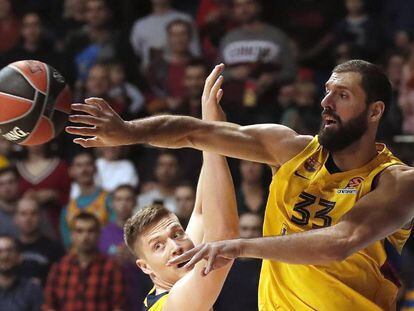 Mirotic pasa un balón en presencia de Jerebko.