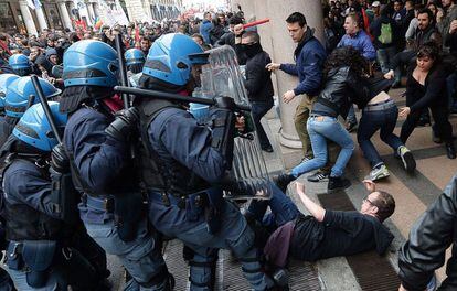 Tur&iacute;n, Italia. Polic&iacute;a y manifestantes se enfrentan durante una protesta convocada con motivo del D&iacute;a del Trabajo en Tur&iacute;n. 