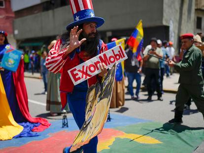 Un hombre disfrazado participa en una marcha a favor del control de Esequibo en Caracas, Venezuela, el 26 de septiembre 2023.