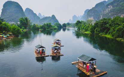 Embarcaciones tradicionales cruzando el r&iacute;o Li cerca de la localidad de Yangshuo, al sur de China. 
