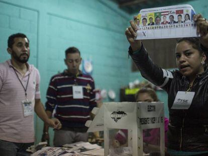 Una funcionaria electoral muestra una boleta durante la jornada electoral en Honduras.