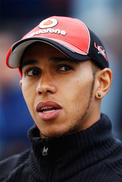 Lewis Hamilton atiende a los medios de comunicación en el paddock de Albert Park.