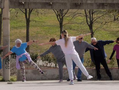 Personas mayores haciendo ejercicio en el parque del Tío Pío en Vallecas, Madrid.