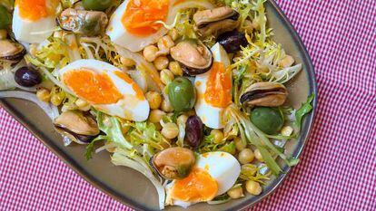 Ensalada de escarola, garbanzos y mejillones en escabeche