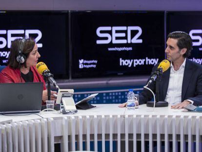Pepa Bueno en l'estudi d''Hoy por hoy', entrevistant el president executiu de Telefónica, José María Álvarez-Pallete.