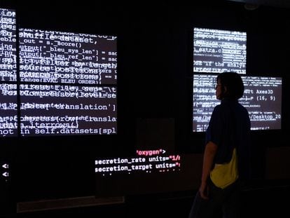 Sala del Centro de Cultura Contemporánea de Barcelona durante una exposición sobre inteligencia artificial.