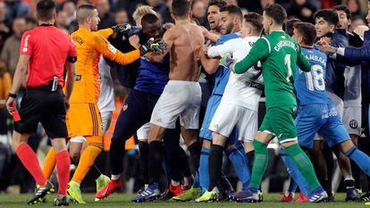 Los jugadores del Getafe y del Valencia se enzarzan tras el partido de Copa en Mestalla.